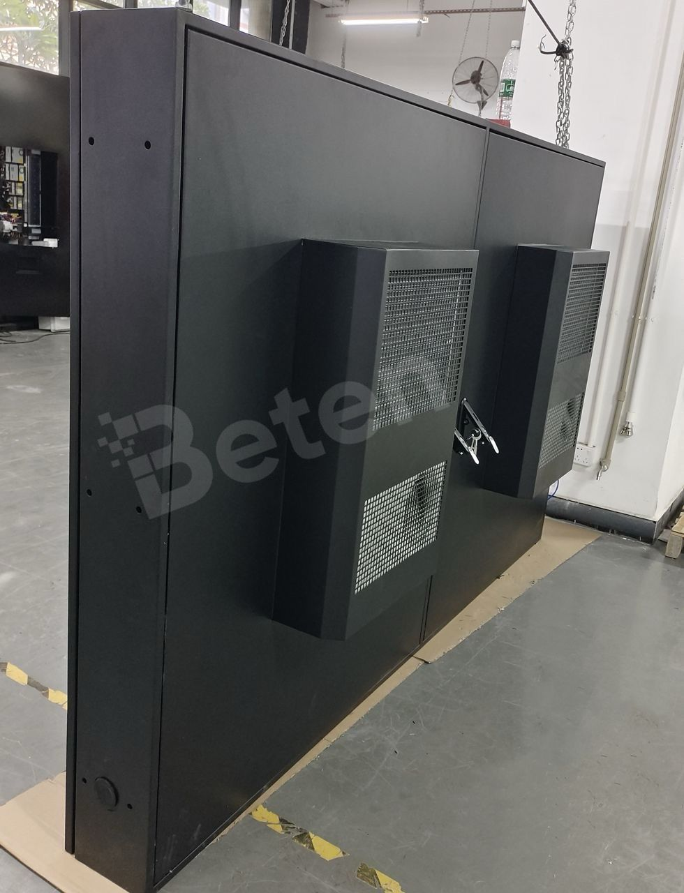 Beten 98“ Outdoor Digital Signage to UK-5