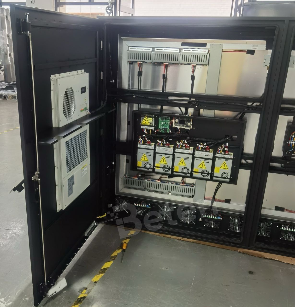 Beten 98“ Outdoor Digital Signage to UK-6
